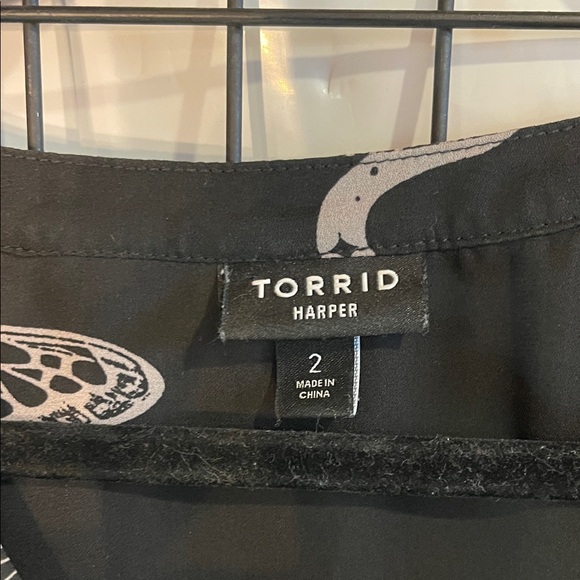 torrid Black Lace-Up V-Neck Celestial Print Blouse - Picture 2 of 10